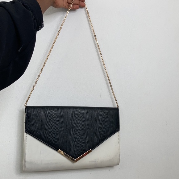 *NWT* Cute black and white Clutch - Picture 11 of 14